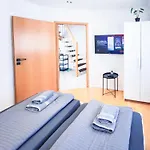 Alfa Stuttgart 3Zi-Maisonette 6 Personen Zuffenhausen Nahe Porsche & Bosch L Wifi & Smarttv I 3Br 4 Beds I Kitchen I Bathroom & Wc